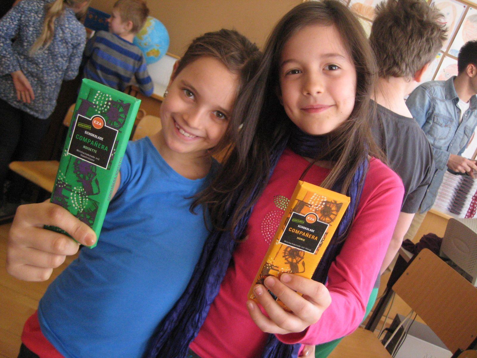 Marina und Sarah nahmen genossen die Fairtrade-Schokoladenverkostung.
