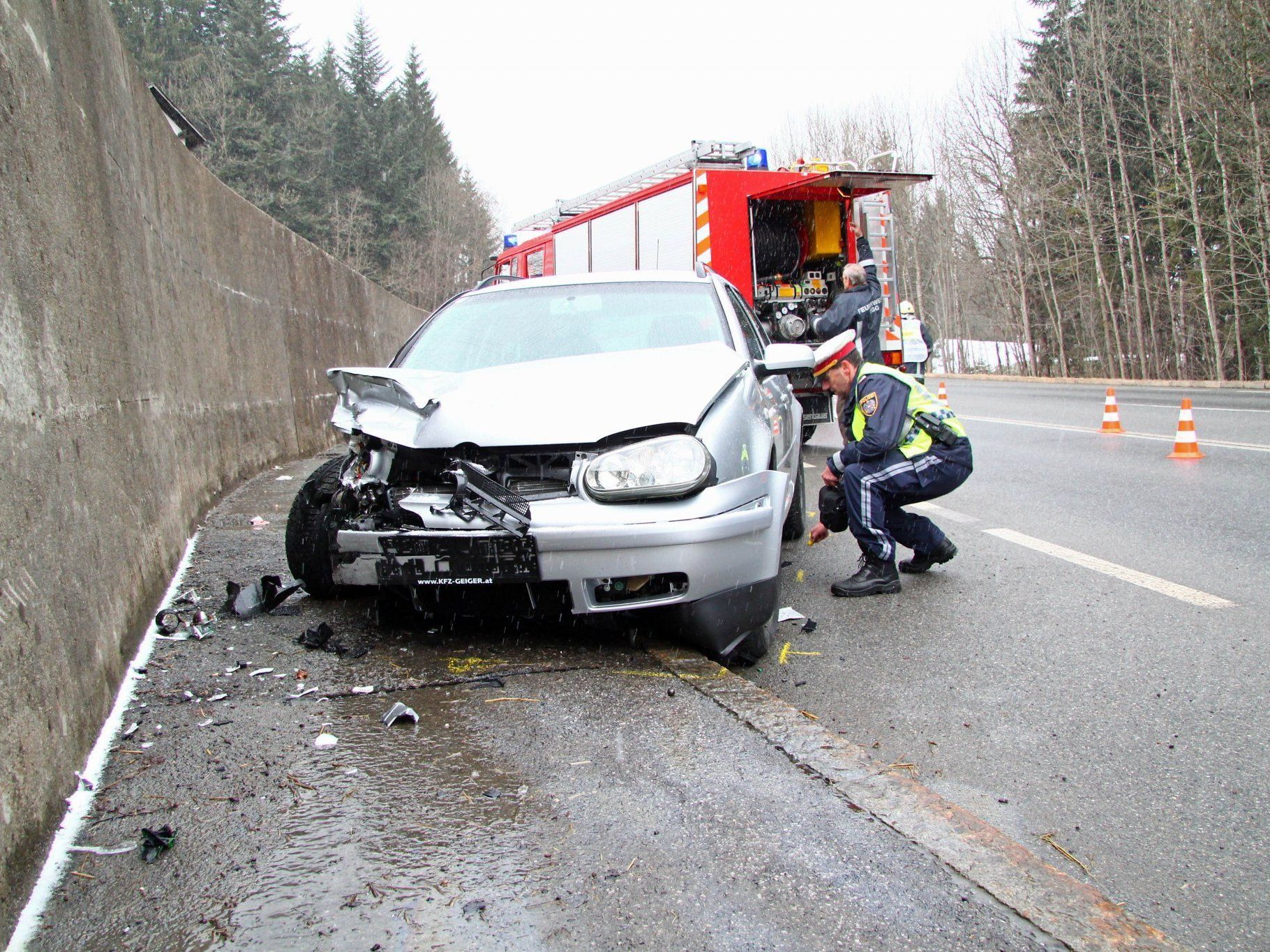 An den Fahrzeugen entstand erheblicher Sachschaden. An den Fahrzeugen entstand erheblicher Sachschaden.