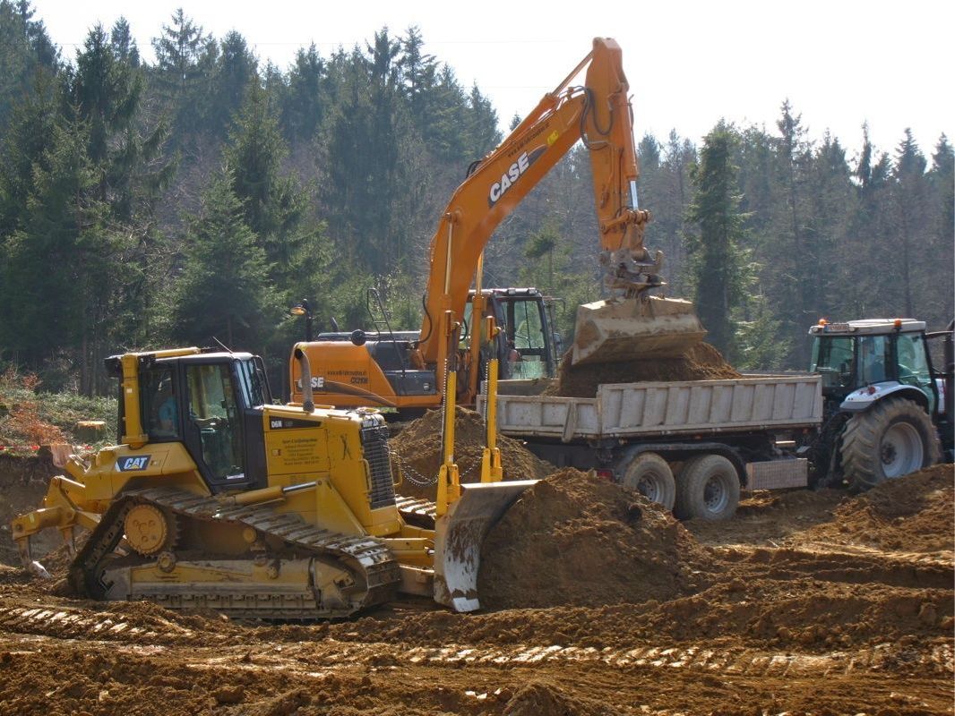 Bis zu 10.000 m3 Erdreich samt Fels werden zur Zeit mit schwerem Gerät bewegt. Bis zu 10.000 m3 Erdreich samt Fels werden zur Zeit mit schwerem Gerät bewegt.