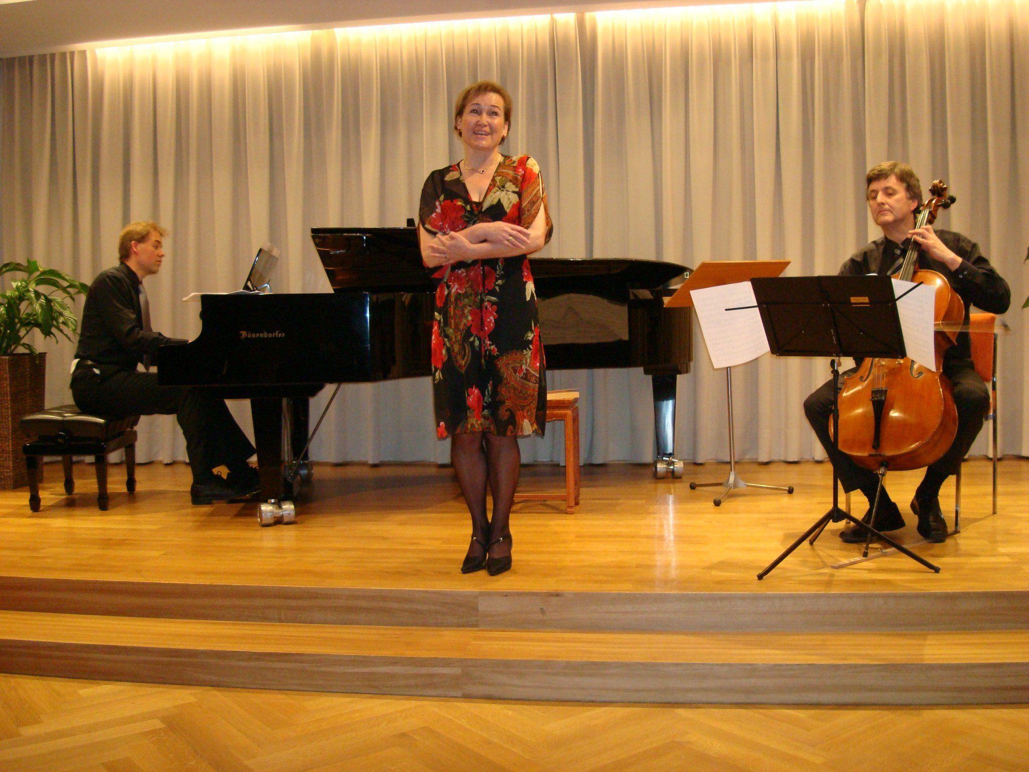 Norbert Schuh am Flügel, die Sopranistin Birgit Plankel und Wolfgang Mayer, Cello.