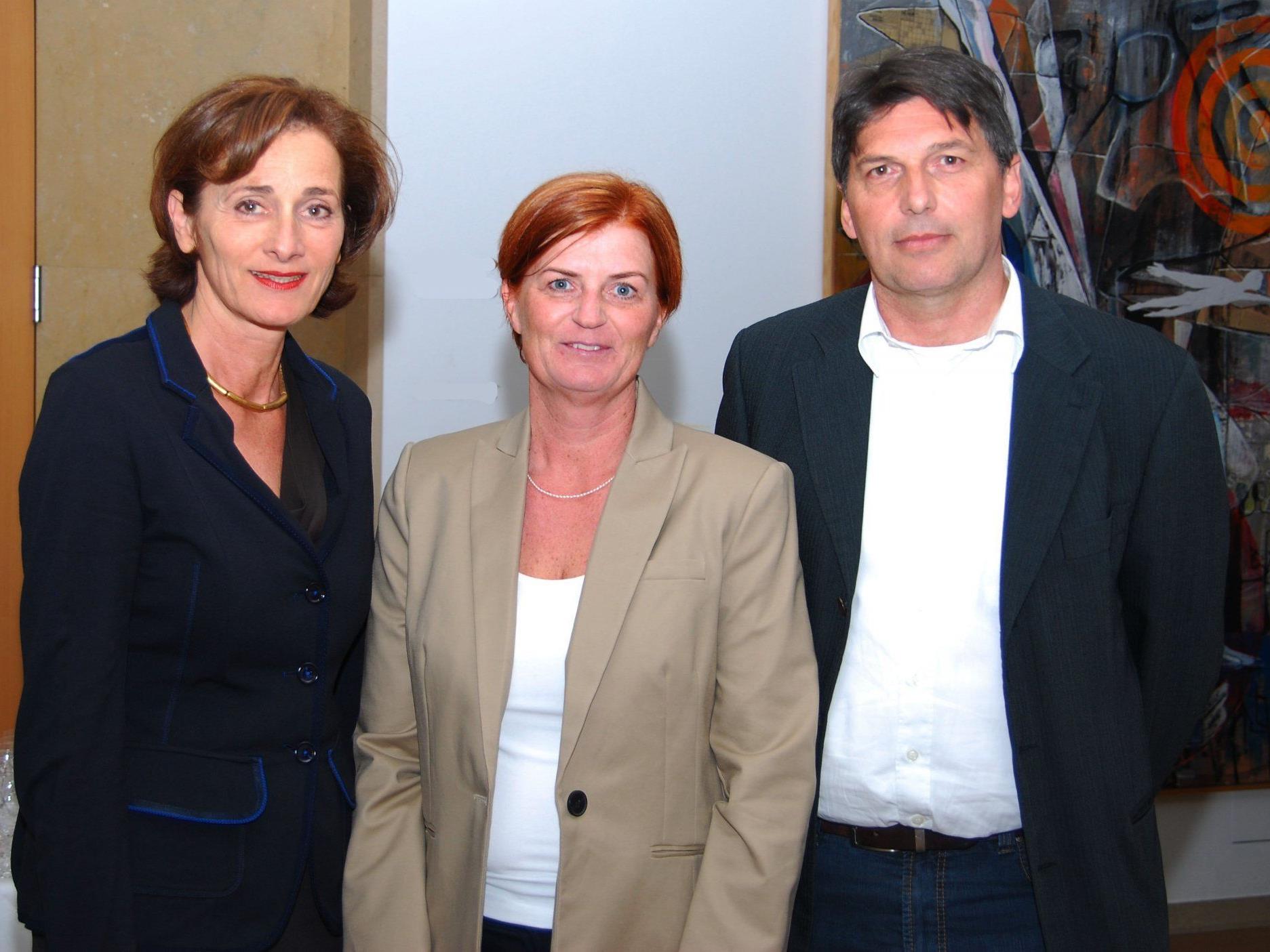 LTP Bernadette Mennel mit den beiden Historikern Cornelia Albertani uind Walter Zirker.