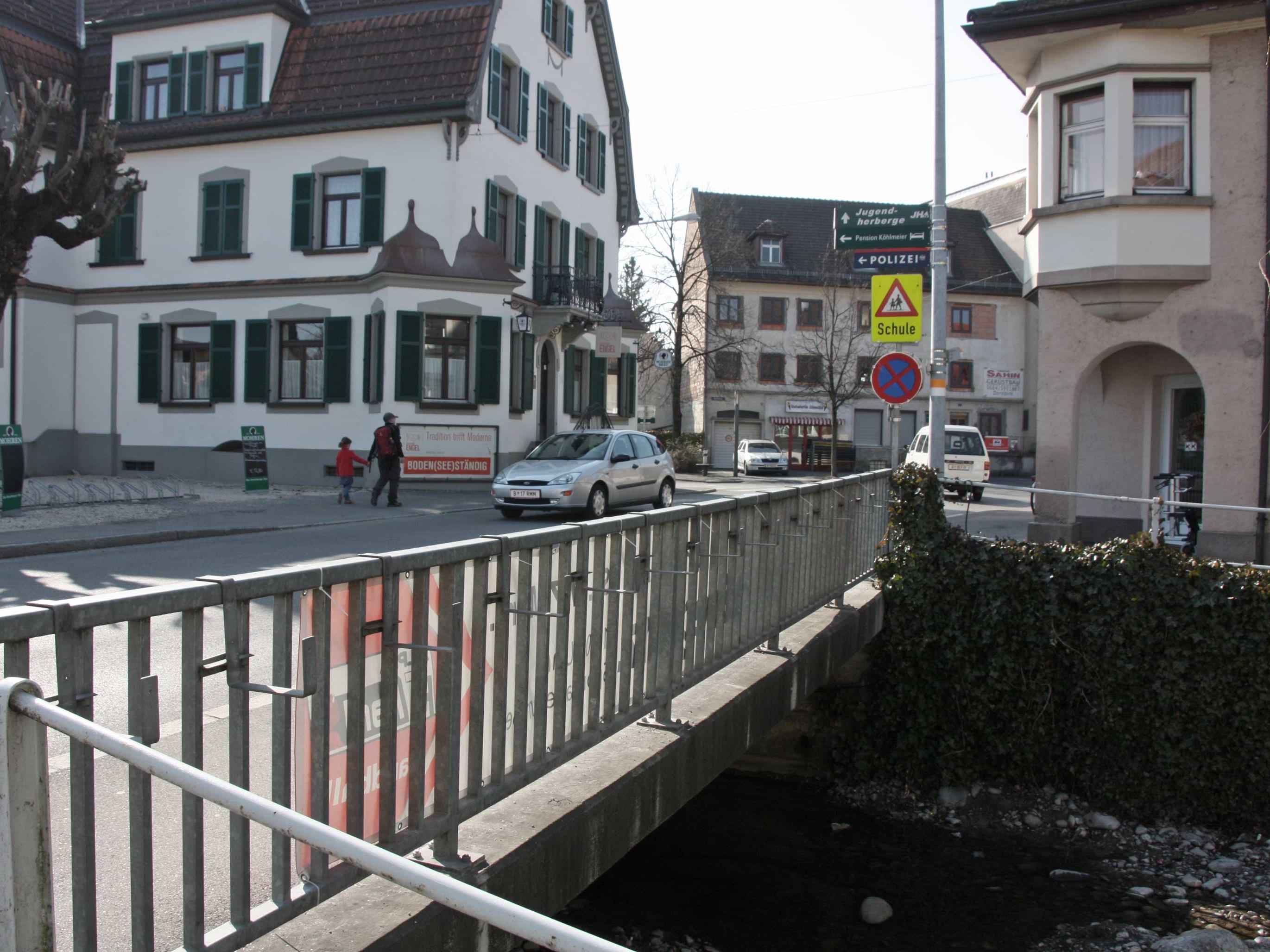 Die Landstraße in Hard nimmt ihren Verlauf von der Dorfbachbrücke beginnend bis zur Rheinstraße.