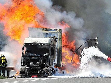 Ein Lkw fing unter der Fahrt auf der A21 plötzlich Feuer Ein Lkw fing unter der Fahrt auf der A21 plötzlich Feuer