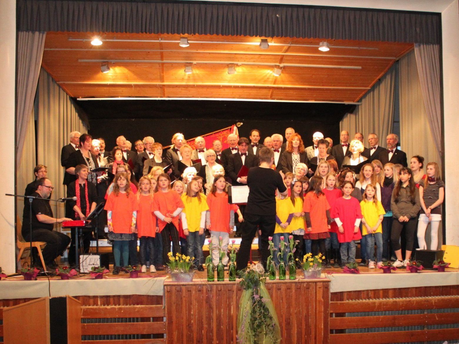 Jung und Alt singen und musizieren gemeinsam für ein begeisterungsfähiges Publikum. Jung und Alt singen und musizieren gemeinsam für ein begeisterungsfähiges Publikum.