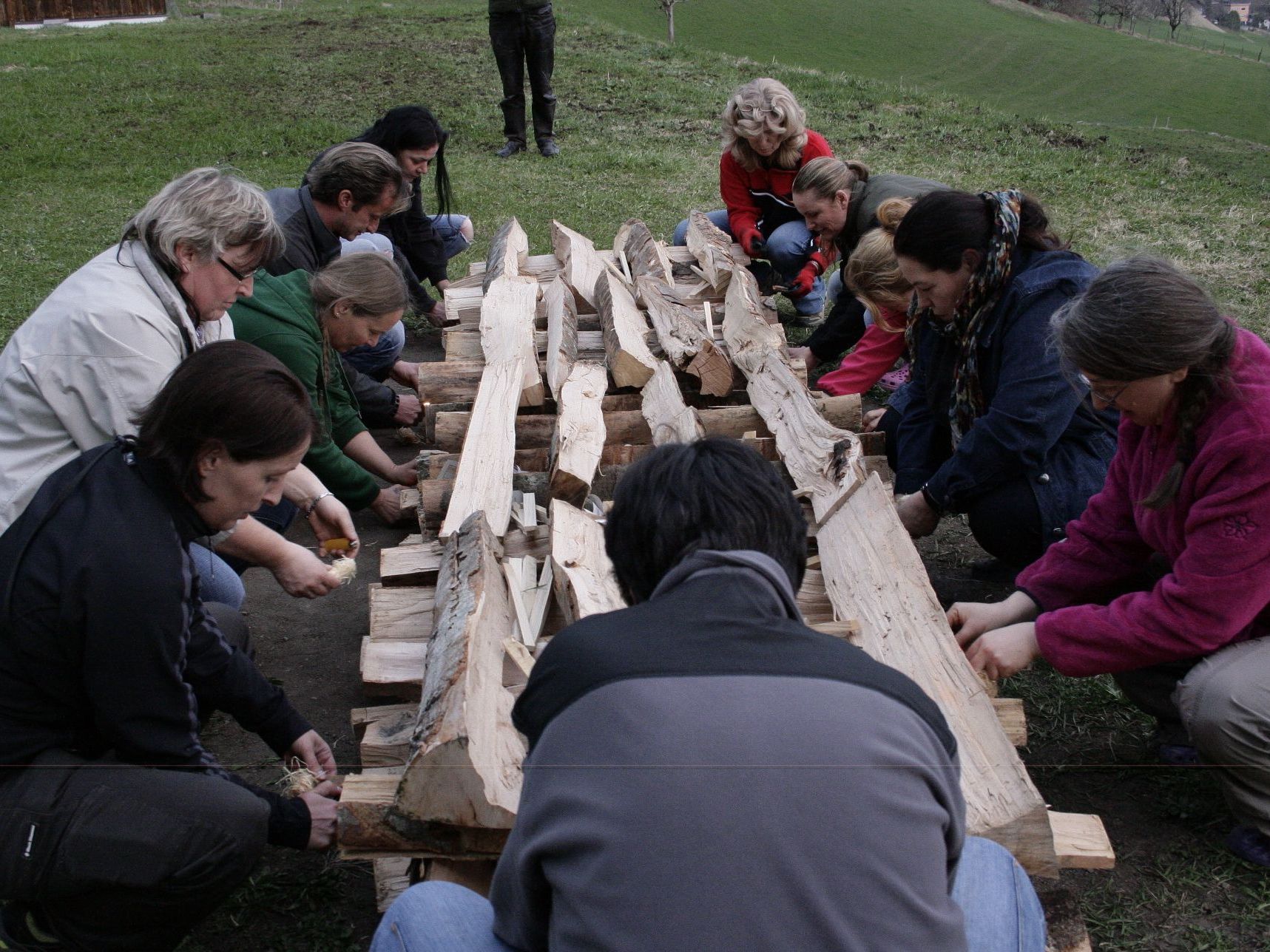 Am frühen Abend wurde der Holzstoß gemeinsam aufgebaut und das Feuer entzündet. Am frühen Abend wurde der Holzstoß gemeinsam aufgebaut und das Feuer entzündet.