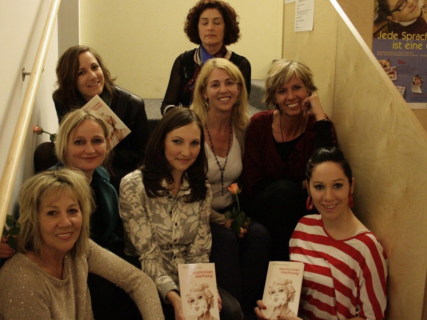 Lesung der Autorinnen der Frauenschreibwerkstatt in der Bibliothek Götzis mit der Leiterin der Frauenschreibwerkstatt Evelyn Brandt (li).