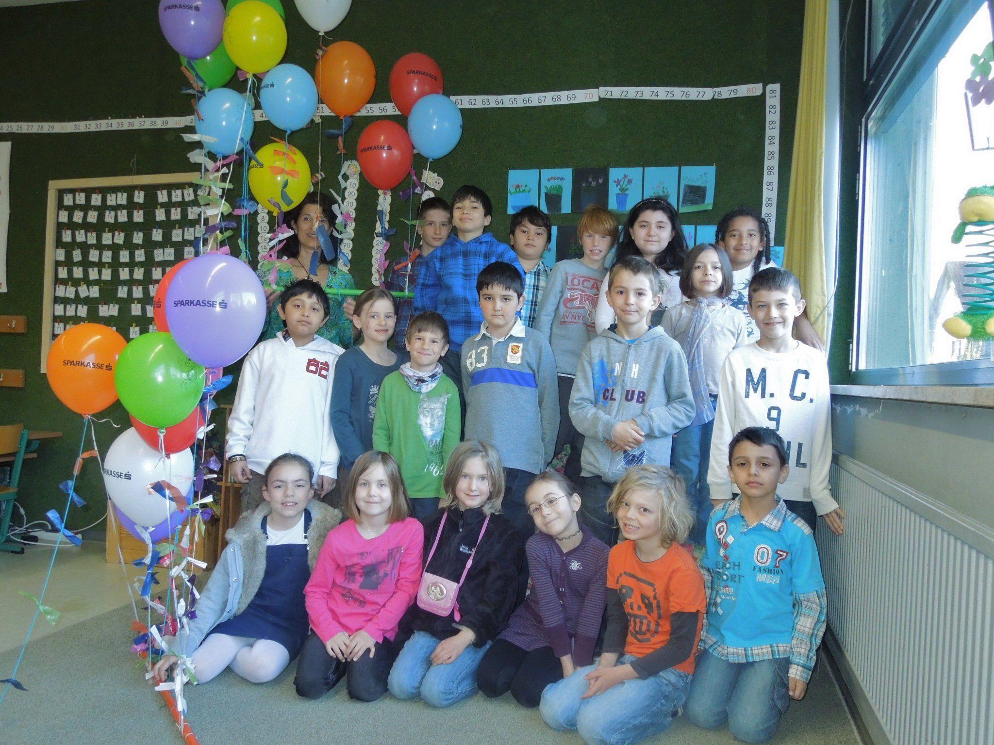Die Kinder der VS Edlach ließen ihre Bücher per Luftballon fliegen.
