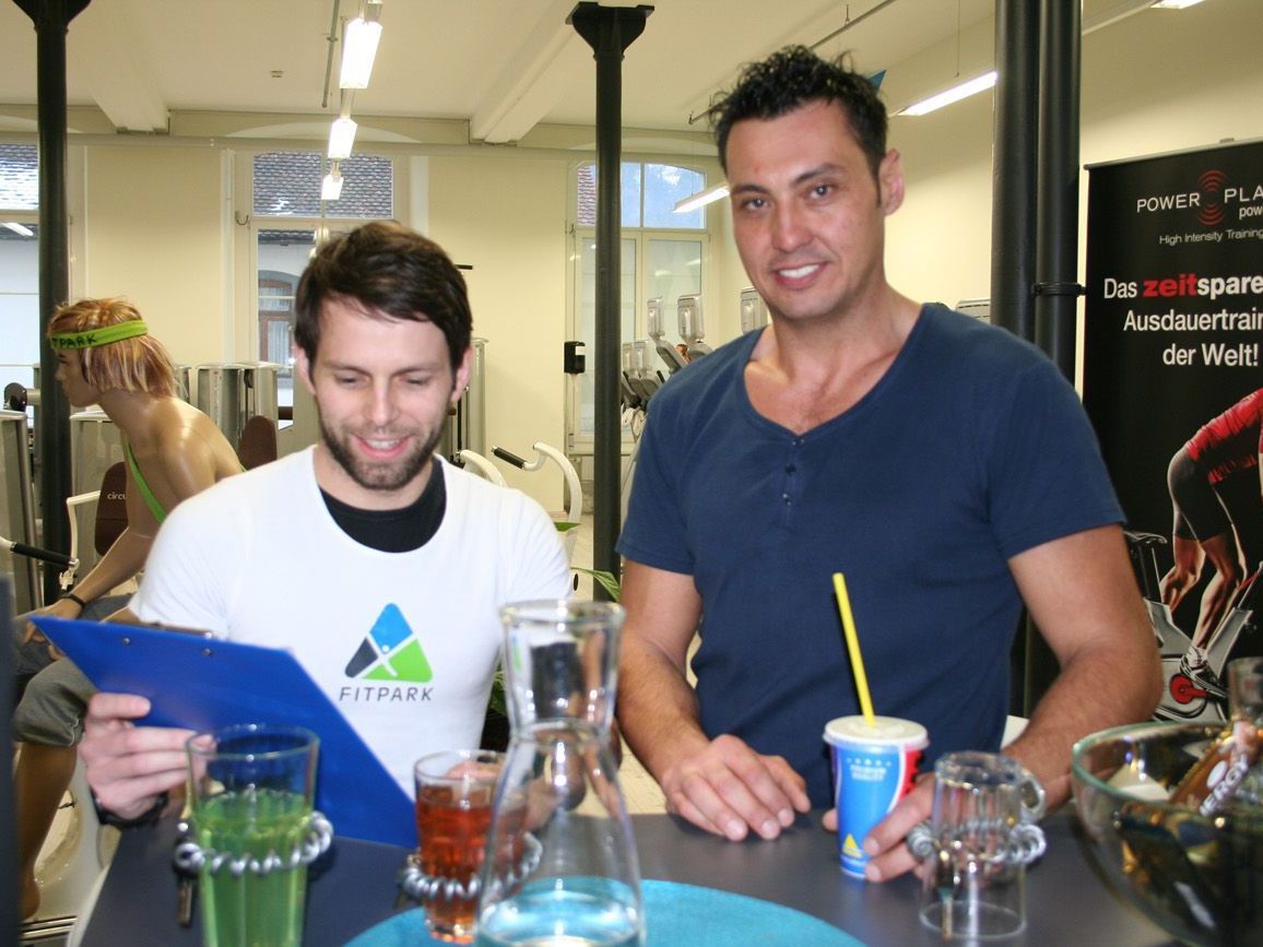 Mike Zech vom Fitpark Nenzing steht Marcel Ganahl unterstützend zur Seite. Mike Zech vom Fitpark Nenzing steht Marcel Ganahl unterstützend zur Seite.