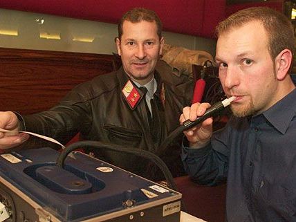 Frühere Alkomat-Geräte waren noch etwas unhandlicher als die heute verwendeten Frühere Alkomat-Geräte waren noch etwas unhandlicher als die heute verwendeten