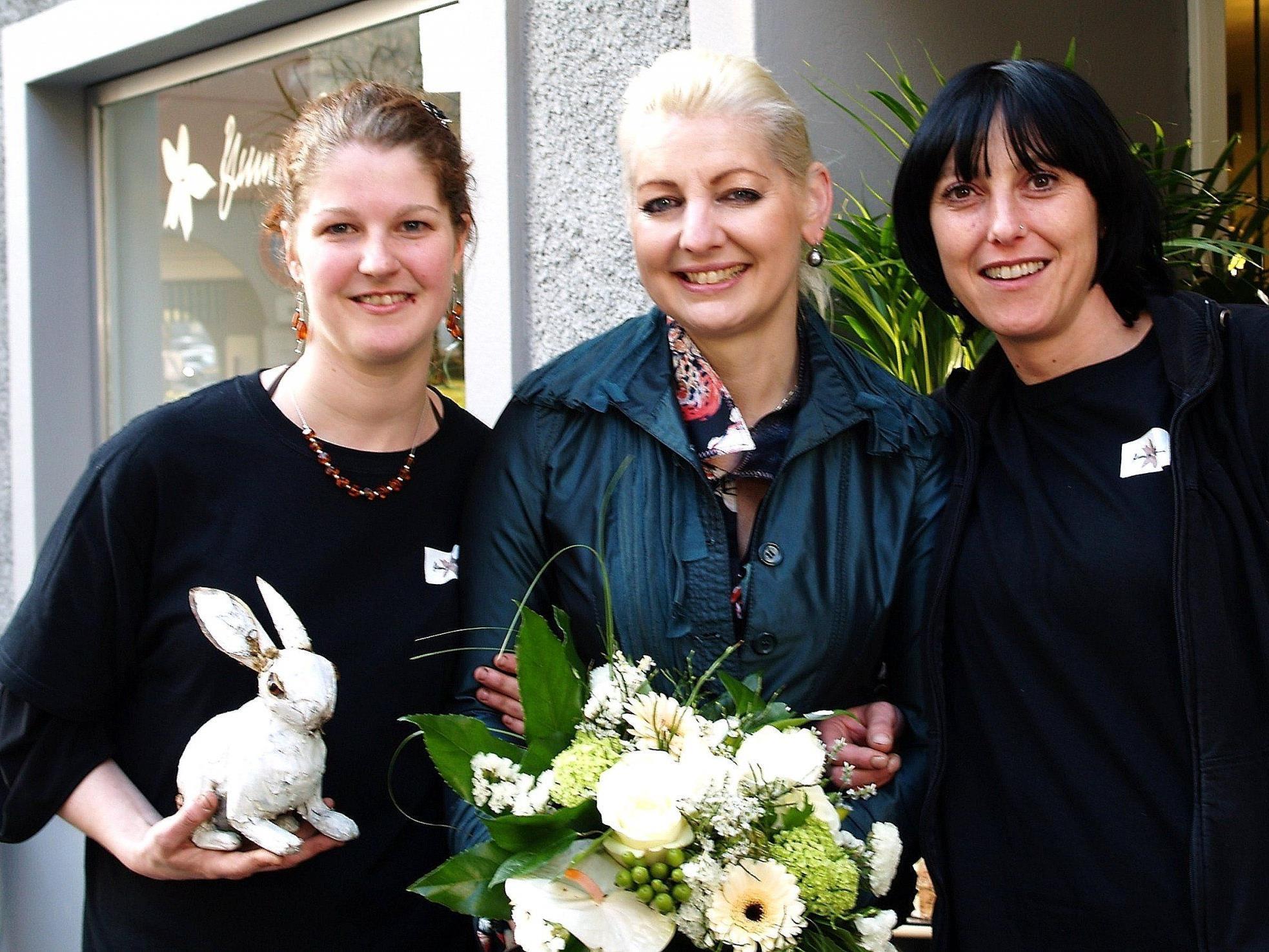 Susanne Dieterle mit ihrem Blumenpavillon-Team bei der Eröffnung des neuen Geschäfts.