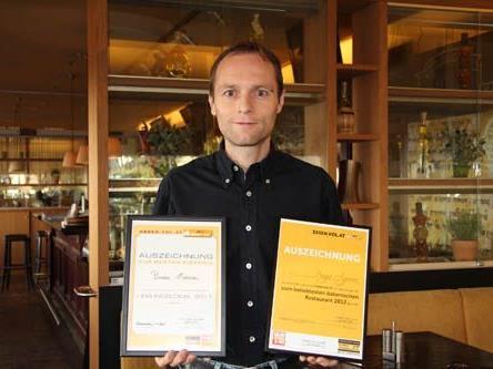 Inhaber Marcel Lerch präsentiert stolz die Auszeichnungen für 2011 und 2012 zum beliebtesten italienischen Lokal Vorarlbergs.