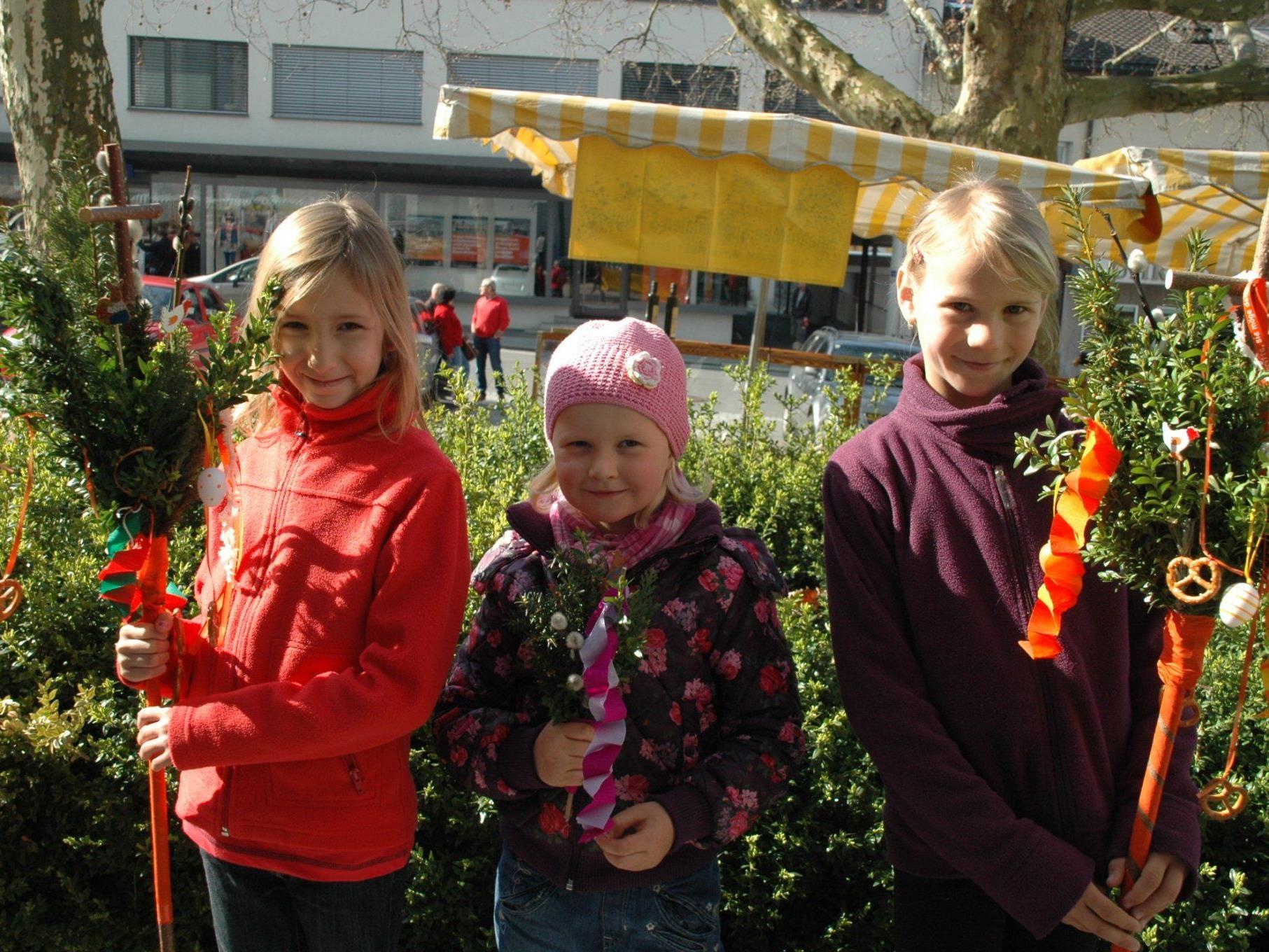 (v.l.) Sarah-Lena, Katharina & Lisa-Maria waren auch beim Palmbuschenbinden mit Freude dabei!