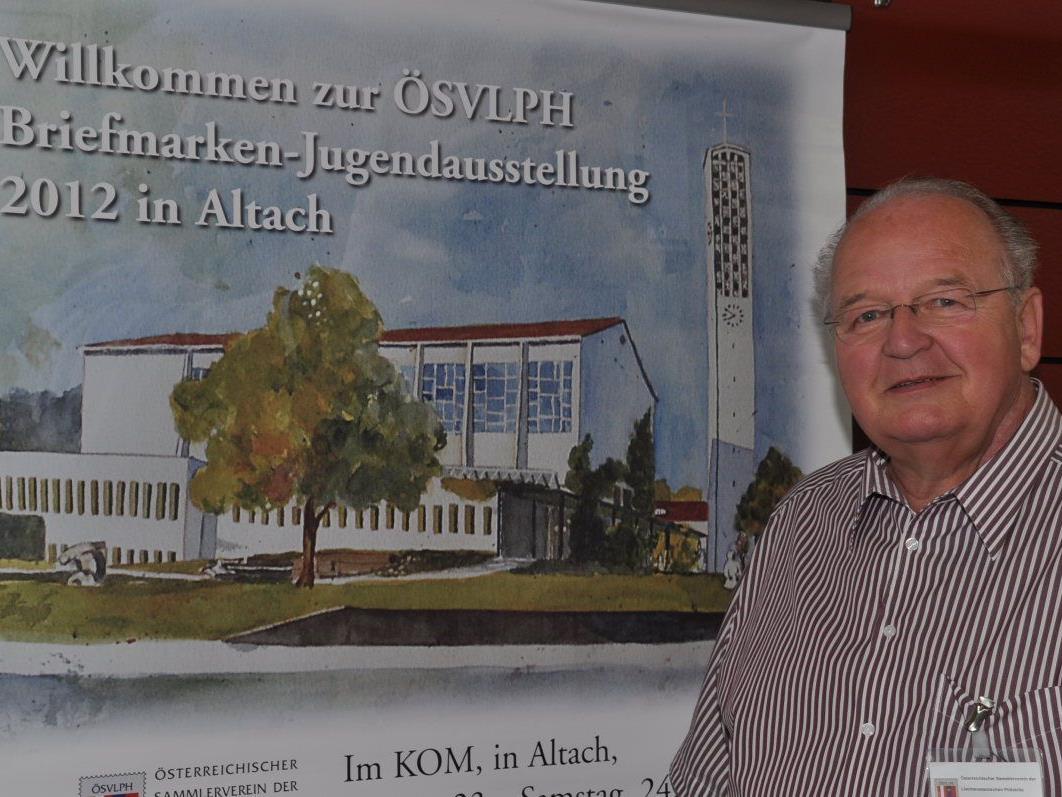 Othmar Gabrielli vor der Ansicht der Sonderbriefmarke mit der Altacher Kirche.