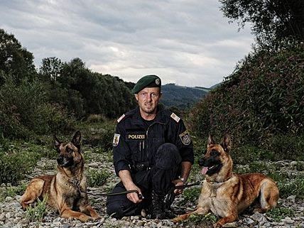 Johann Hengstberger, Leiter der Polizeidiensthundeinspektion St. Pölten mit Diensthunden "Flic le Bosseur“ (links) und "Kosmo of flying porkies" (rechts) Johann Hengstberger, Leiter der Polizeidiensthundeinspektion St. Pölten mit Diensthunden "Flic le Bosseur“ (links) und "Kosmo of flying porkies" (rechts)