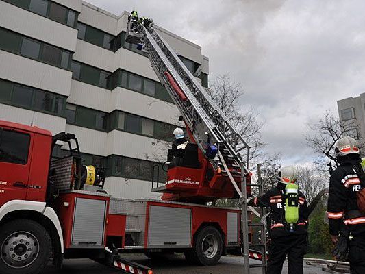 Die Feuerwehr probte bei der Einsatzübung in Donaustadt den Außenangriff Die Feuerwehr probte bei der Einsatzübung in Donaustadt den Außenangriff