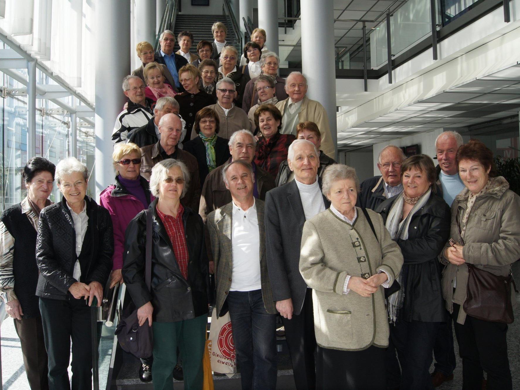 Eine Gruppe des Seniorenbundes Bregenz beim Besuch im Medienhaus.