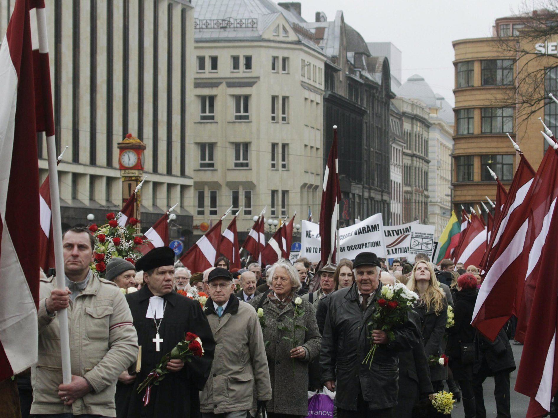 Fahnenmarsch der Waffen-SS-Angehörigen in Lettland. Fahnenmarsch der Waffen-SS-Angehörigen in Lettland.