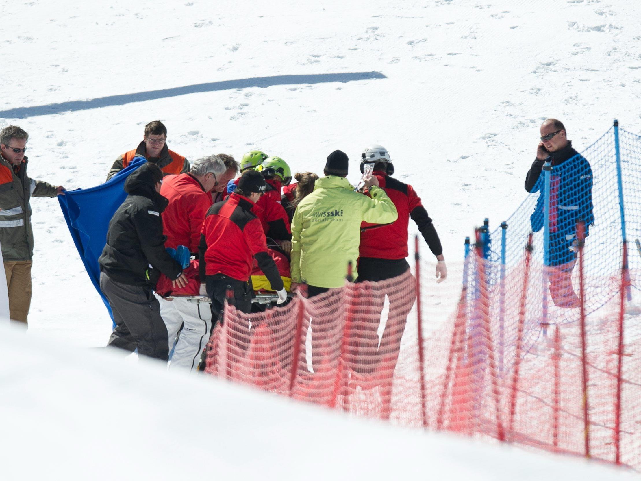 Skicrosser Zoricic wird nach dem Skicross-Rennen in Grindelwald schwer verletzt abtransportiert.