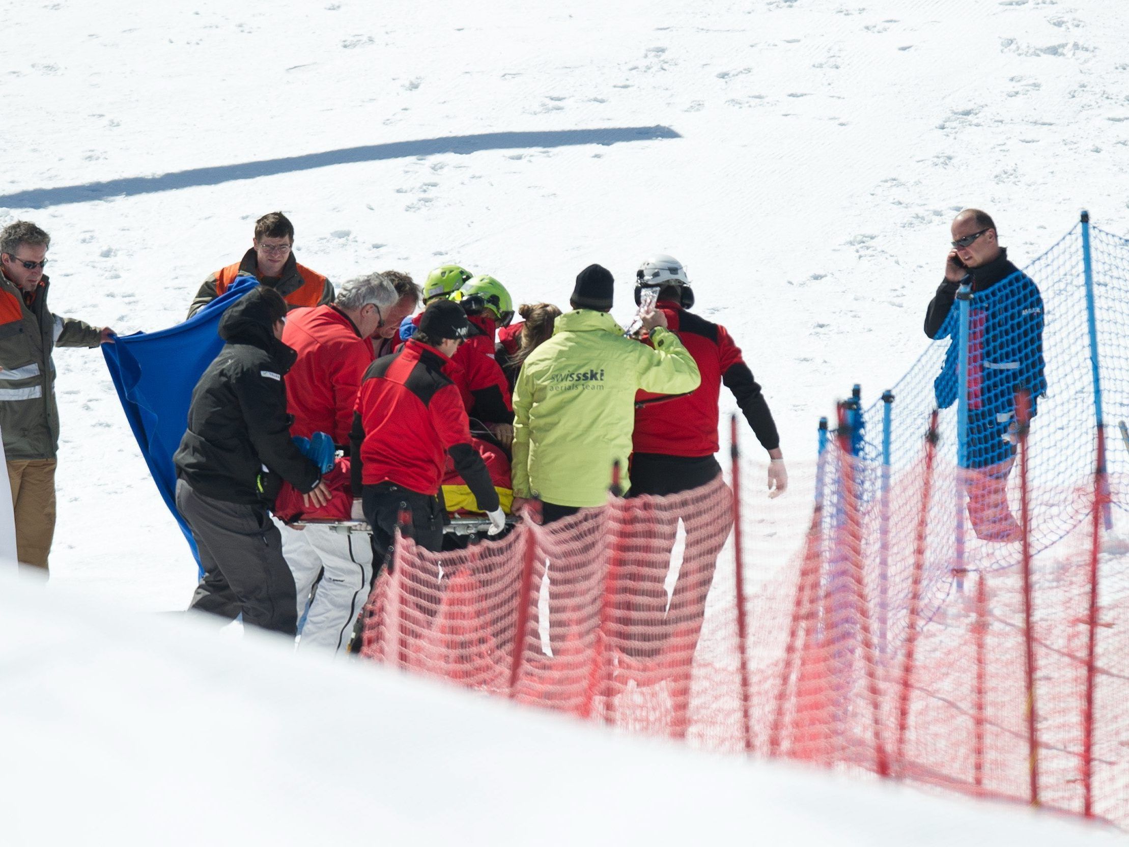 Skicrosser Zoricic wird nach dem Skicross-Rennen in Grindelwald schwer verletzt abtransportiert. Skicrosser Zoricic wird nach dem Skicross-Rennen in Grindelwald schwer verletzt abtransportiert.