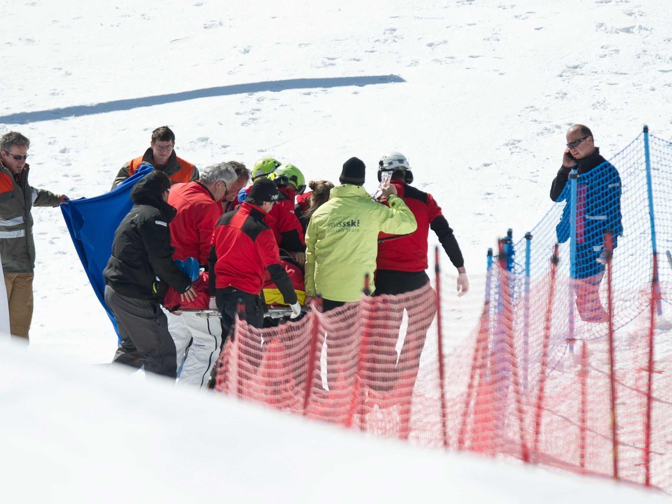 Skicrosser Zoricic wird nach dem Skicross-Rennen in Grindelwald schwer verletzt abtransportiert.