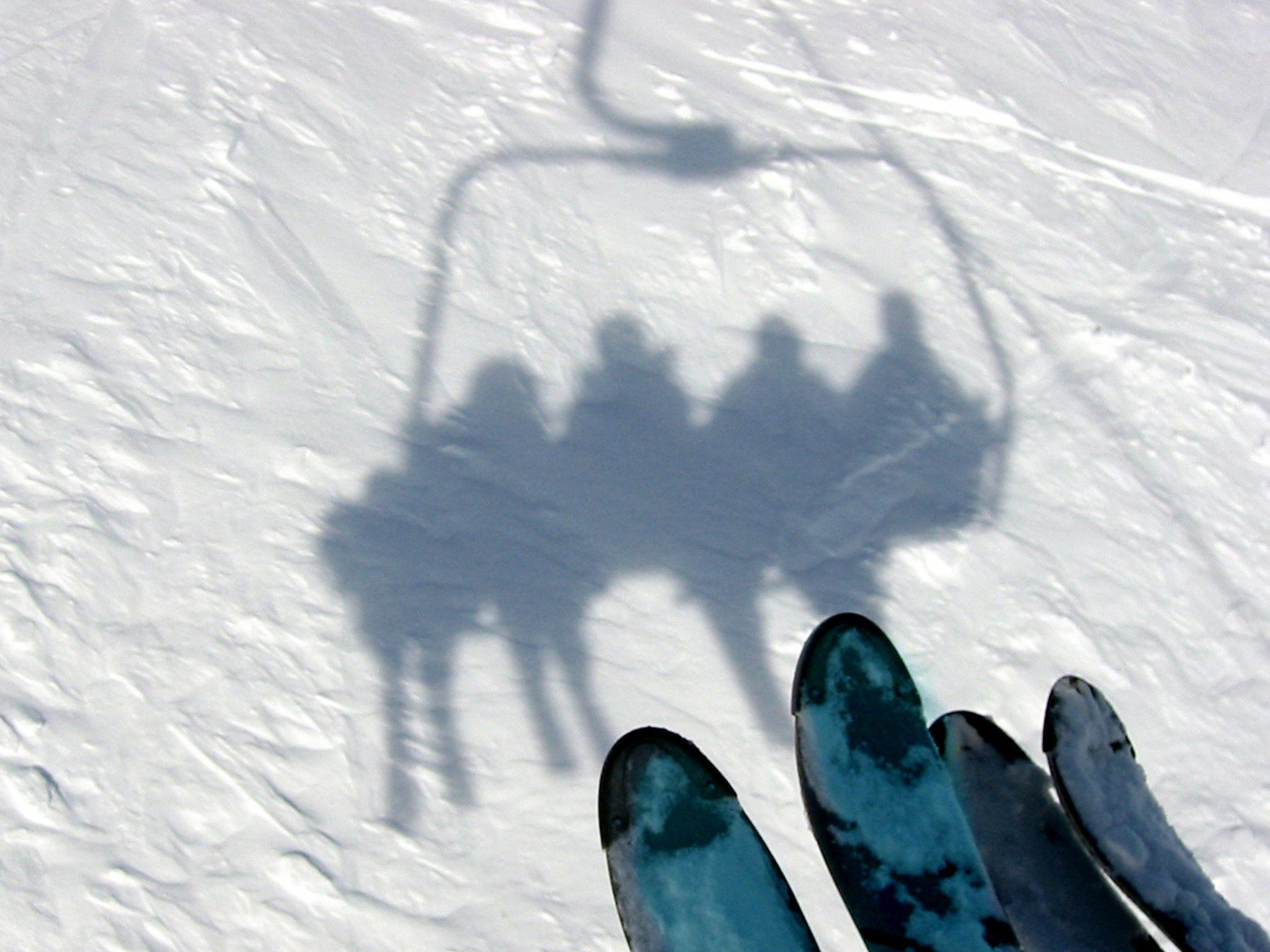Die Skifahrerin kam von der Piste ab und prallte in einen Baum. Die Skifahrerin kam von der Piste ab und prallte in einen Baum.