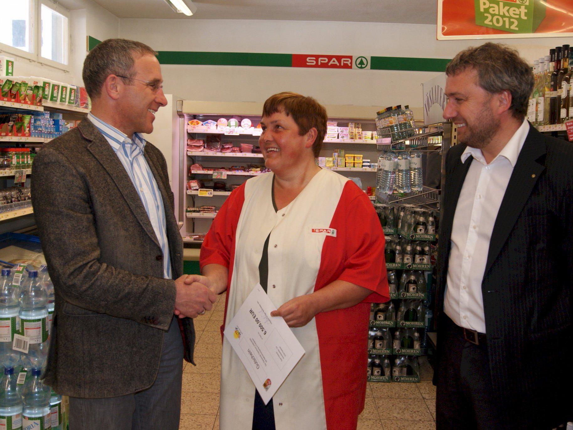 Geschäftsführerin Andrea Felder mit Bürgermeister Martin Netzer (l.) und Spar Vertriebsleiter Thomas Schwärzler