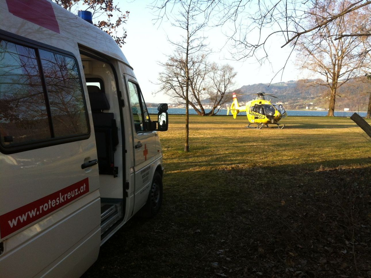 Der Taucher wurde nach dem Unfall vom C8 an Land abgeholt. Der Taucher wurde nach dem Unfall vom C8 an Land abgeholt.