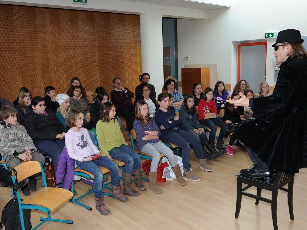 „Arne Fogel“ fesselte mit seinem Stück „BISSwert“ die junge Zuhörerschaft. „Arne Fogel“ fesselte mit seinem Stück „BISSwert“ die junge Zuhörerschaft.