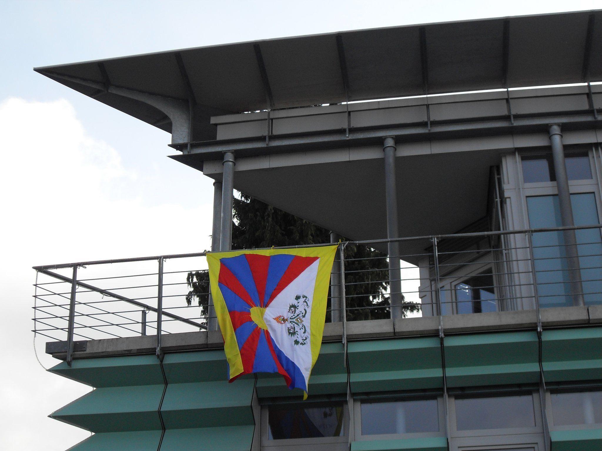 Die Tibetfahne weht vom 9. bis 17. März vom Rathaus.