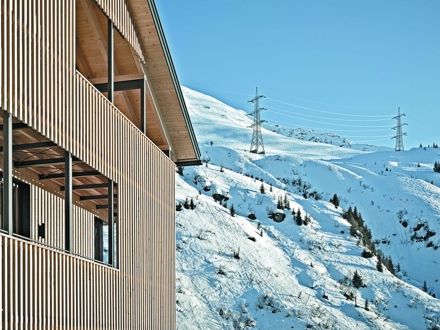 Bauen in den Alpen: Ein neues Ensemble dreier Appartmenthäuser in Stuben zeigt, wie das geht.