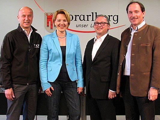 v.l.: Raimund Frick (interimistischer VVV-Geschäftsführer), Landesrätin Andrea Kaufmann, Kulturhäuser-Geschäftsführer Werner Döring, Dietmar Haller (Verkehrsverbund).