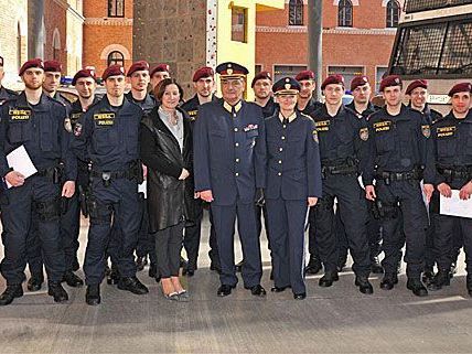 17 Polizisten wurden in Wien ausgemustert, um künftig die WEGA zu unterstützen 17 Polizisten wurden in Wien ausgemustert, um künftig die WEGA zu unterstützen
