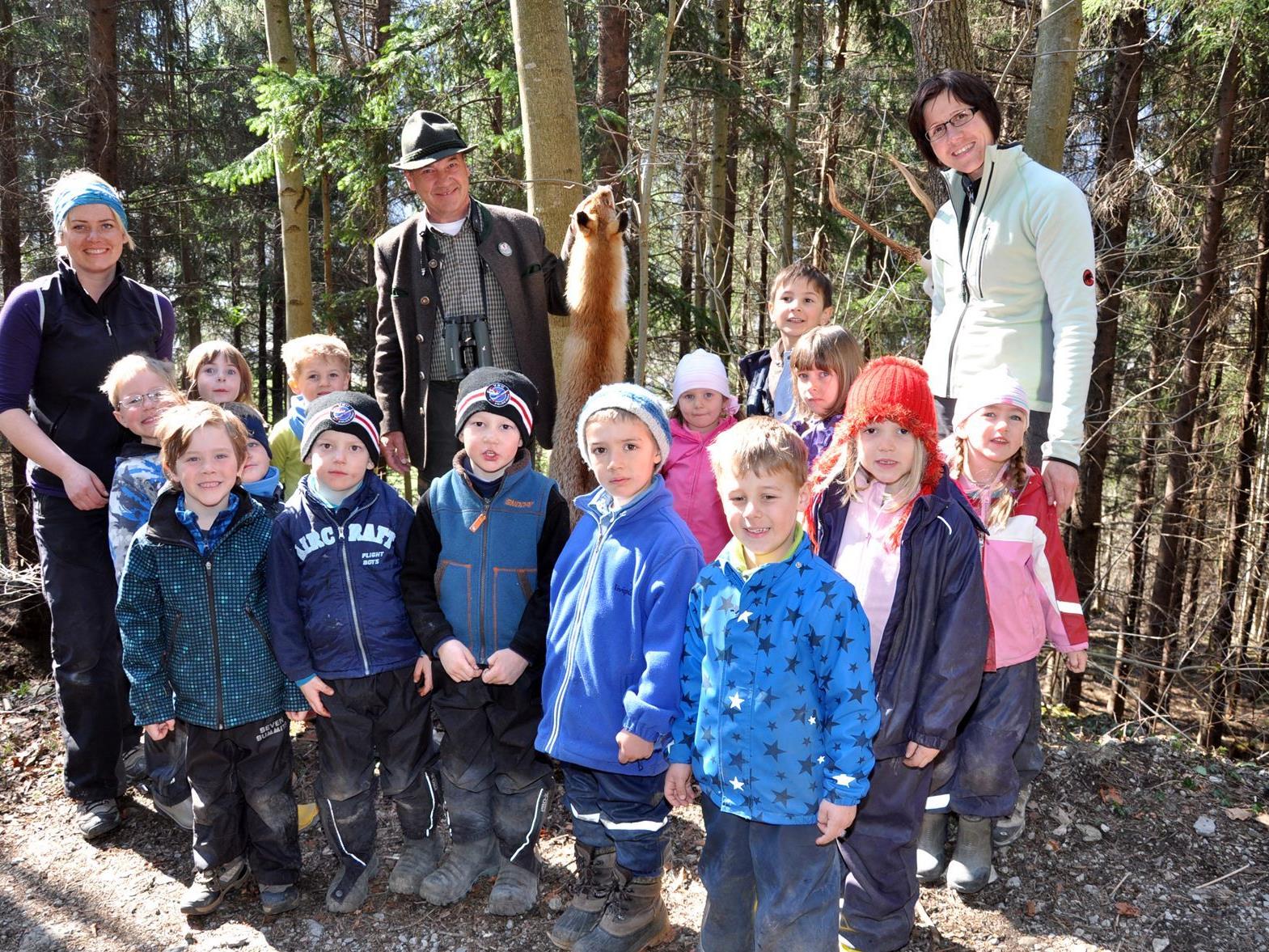 Die Kinder waren begeistert von den Ausführungen des Jagdaufsehers Dietmar.
