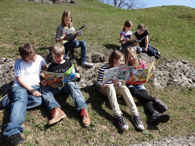 Das Lesen von Zeitschriften machten den Volksschülern großen Spaß.