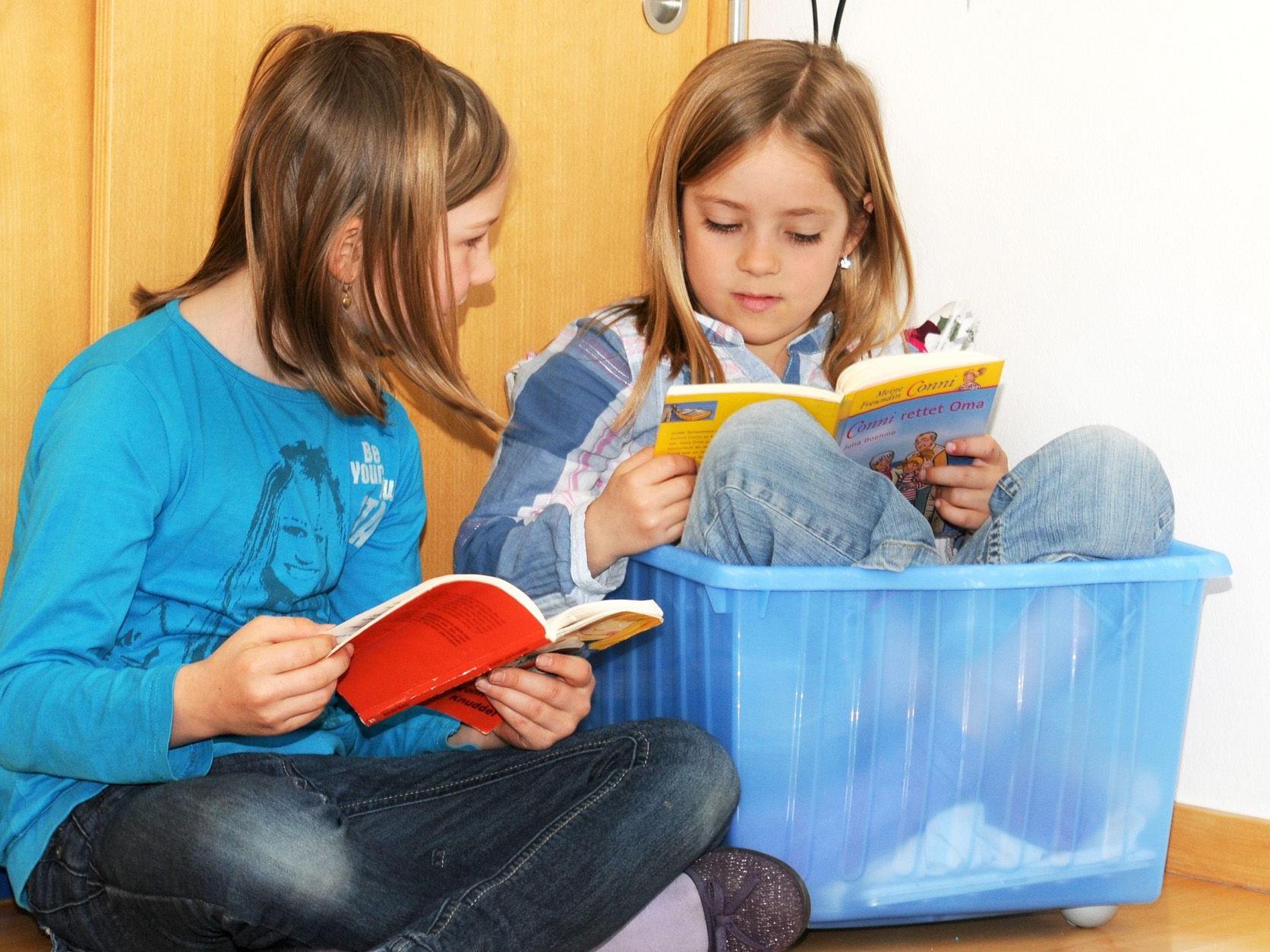 Selbst die Box für die Wasserfarben eigent sich in der Volksschule Gaißau als Lesenest.