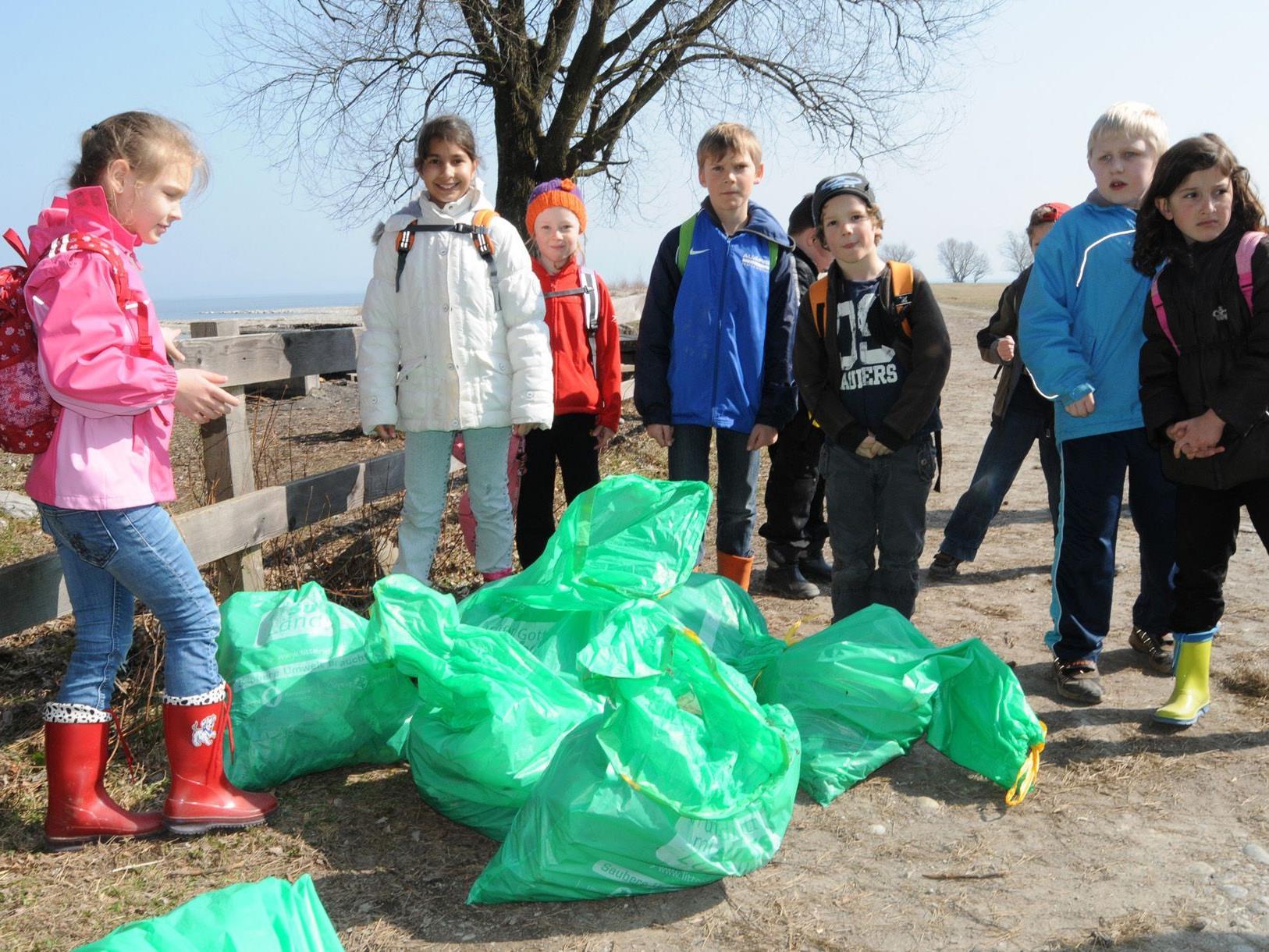 Die Gaißauer Volksschüler füllten am Freitag imm Rheinholz zahlreiche Müllsäcke.