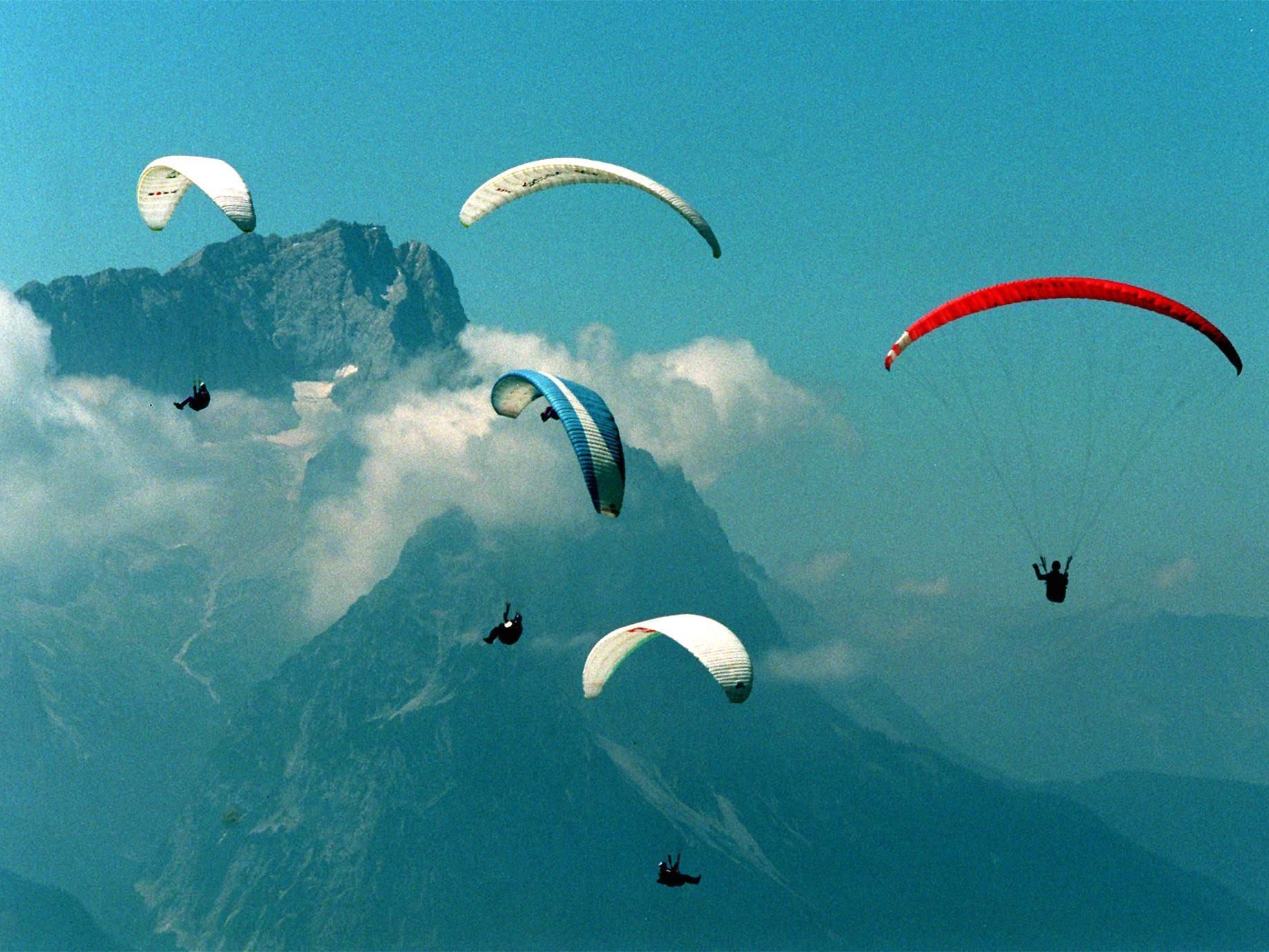 Als ältester Mensch aller Zeiten absolvierte eine US-Amerikanerin einen Paragliding-Tandemflug. Als ältester Mensch aller Zeiten absolvierte eine US-Amerikanerin einen Paragliding-Tandemflug.