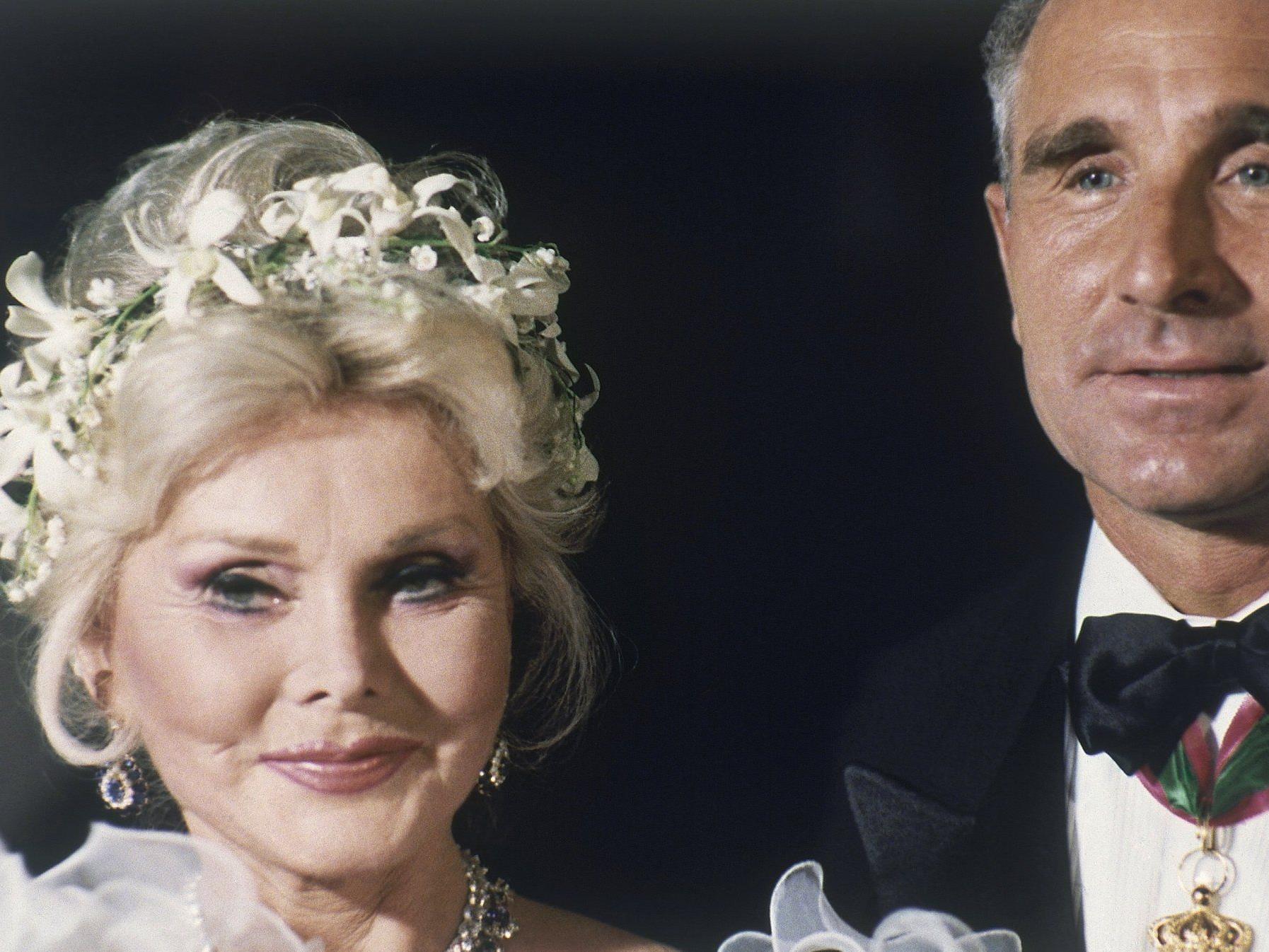 Zsa Zsa Gabor und Frederic Prinz von Anhalt an ihrem Hochzeitstag. Zsa Zsa Gabor und Frederic Prinz von Anhalt an ihrem Hochzeitstag.