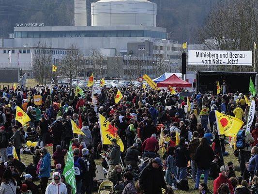 Tausende AKW-Gegner fordern Stilllegung von Mühleberg und Beznau.