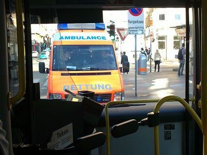 Kein Weiterkommen für den Bus, aber der Rettungswagen hatte eben einen Einsatz. Kein Weiterkommen für den Bus, aber der Rettungswagen hatte eben einen Einsatz.
