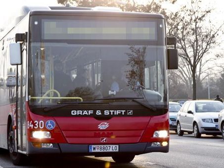 Wegen einem Hund musste der Busfahrer der Linie 51 in Penzing eine Notbremsung einleiten. Wegen einem Hund musste der Busfahrer der Linie 51 in Penzing eine Notbremsung einleiten.