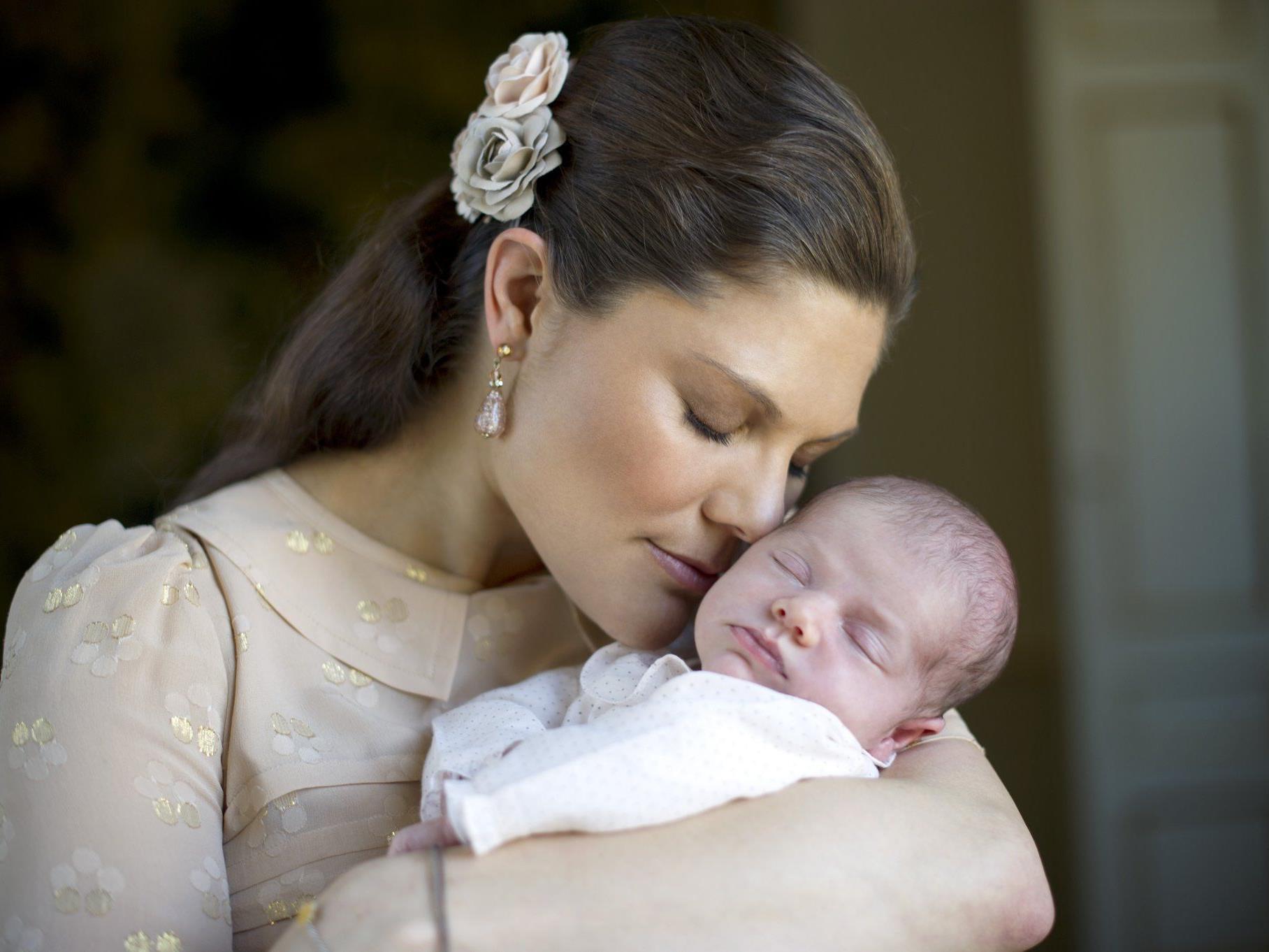 Neue Fotos zeigen Kronprinzessin Victoria und Baby-Prinzessin Estelle. Neue Fotos zeigen Kronprinzessin Victoria und Baby-Prinzessin Estelle.