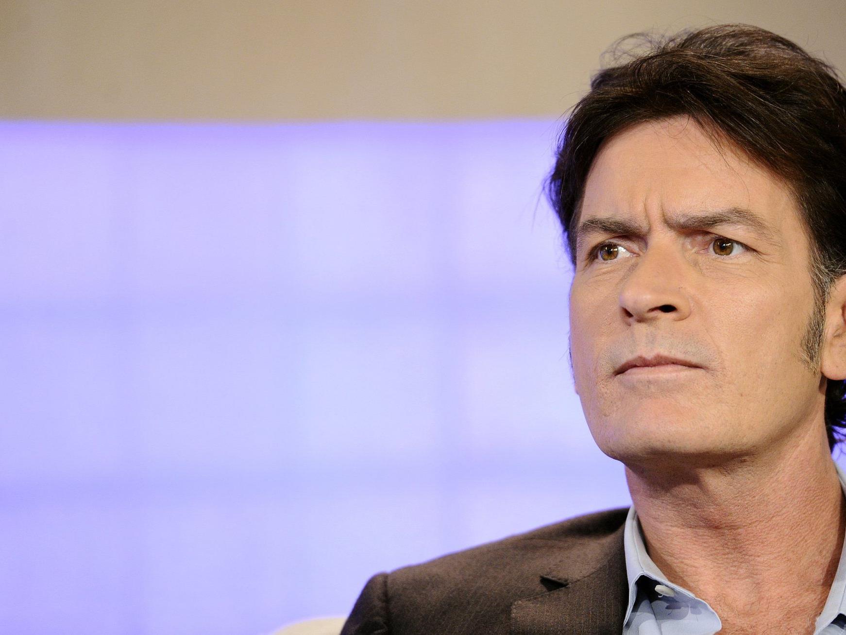 “Ich erkenne einige Dinge nicht wieder, die dieser Typ sagt”, sagt Charlie Sheen über sich selbst. “Ich erkenne einige Dinge nicht wieder, die dieser Typ sagt”, sagt Charlie Sheen über sich selbst.