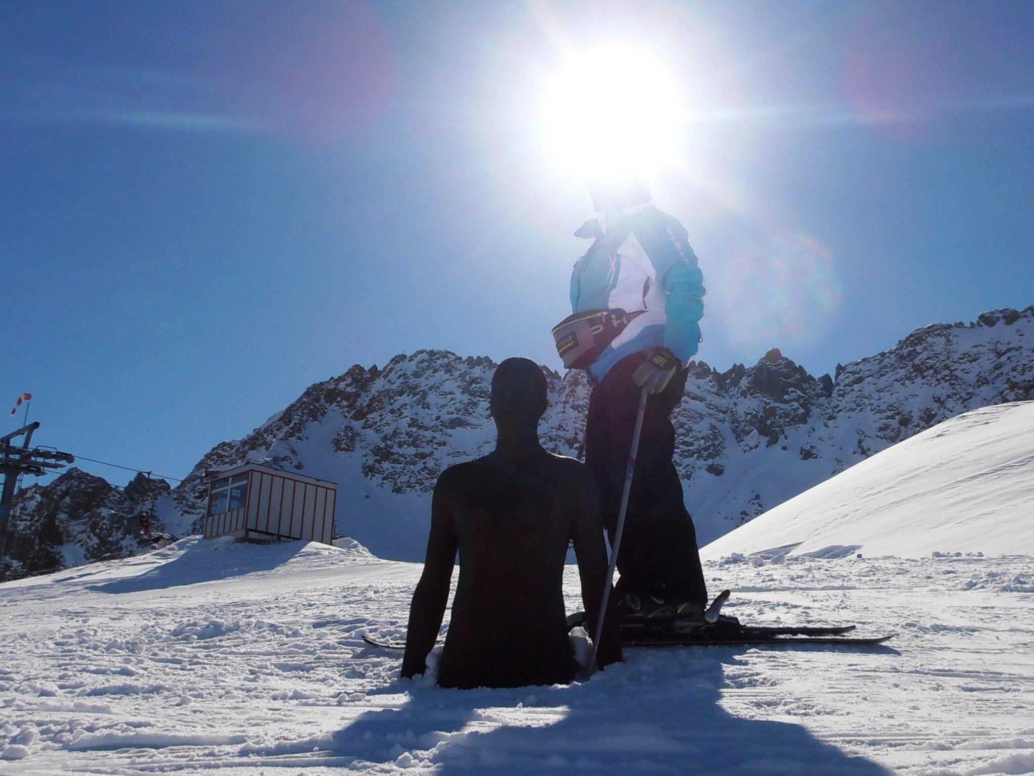 Manche der „Eisenmänner“ in Pistennähe stehen noch buchstäblich bis zum Hals im Schnee – zumindest Hüfthöhe ist heuer Standard – ein wichtiger Faktor für den Ski-Tourismus.