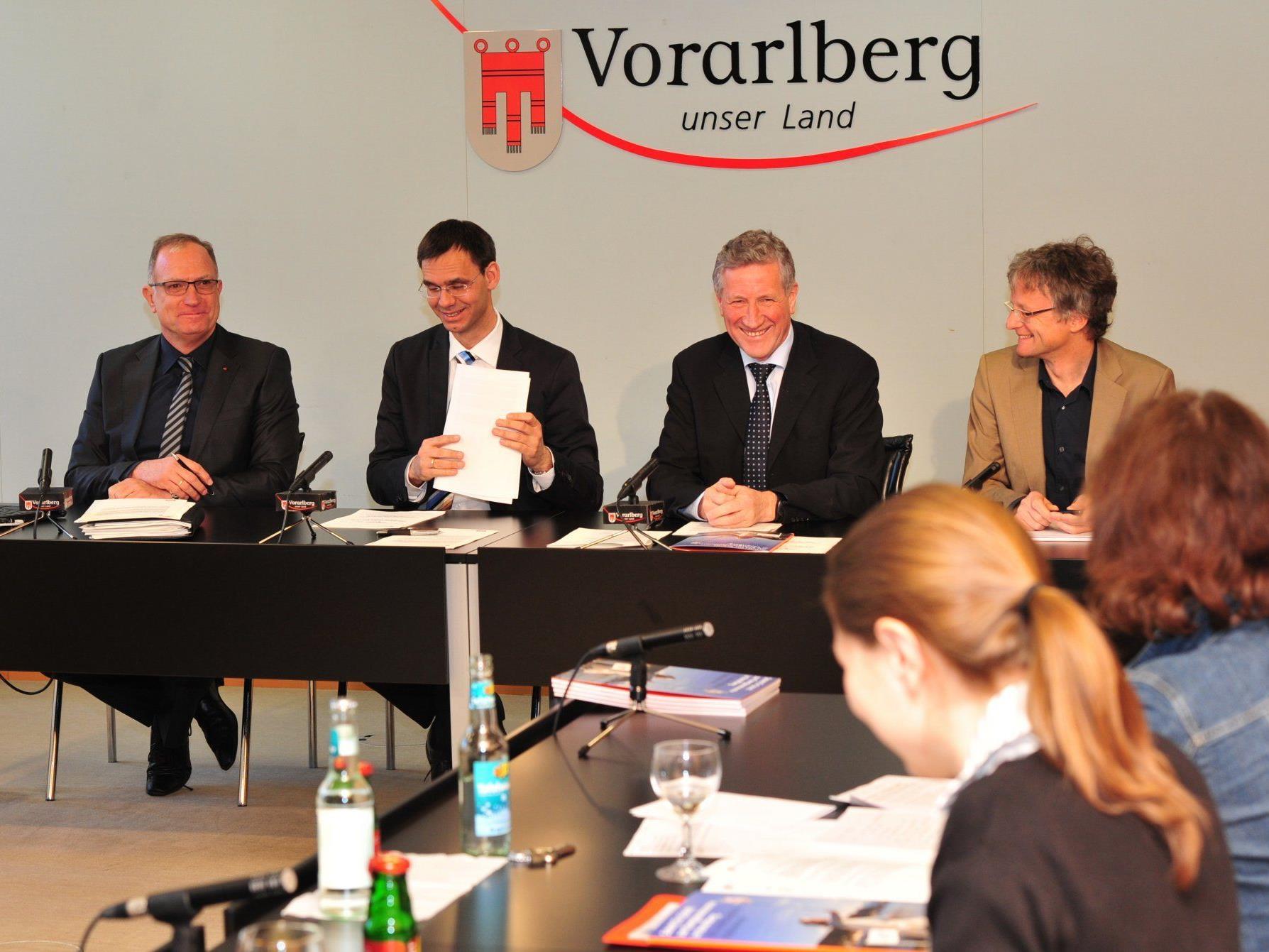 LH Wallner, LR Schwärzler und Energie-Fachbereichsleiter Adi Groß erläuterten die Schwerpunkte 2012 auf dem Weg zur Energieautonomie Vorarlbergs