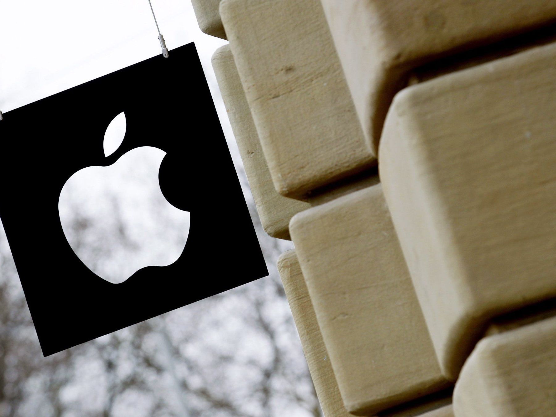 Weil sie gegen die Glasfront eines Apple-Stores stieß, verklagte eine 83-jährige US-Amerikanerin den Apple-Konzern. Weil sie gegen die Glasfront eines Apple-Stores stieß, verklagte eine 83-jährige US-Amerikanerin den Apple-Konzern.