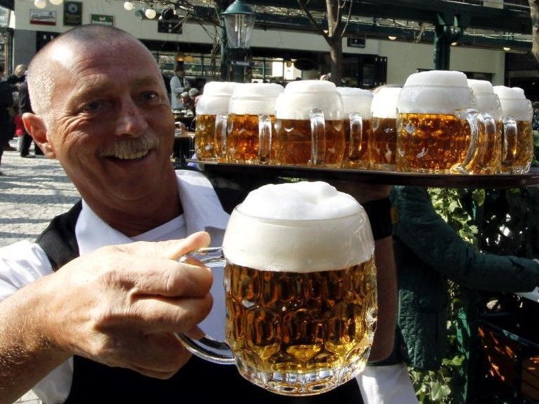 "Prost!" heißt es ab dem 15. März wieder im Schweizerhaus. "Prost!" heißt es ab dem 15. März wieder im Schweizerhaus.