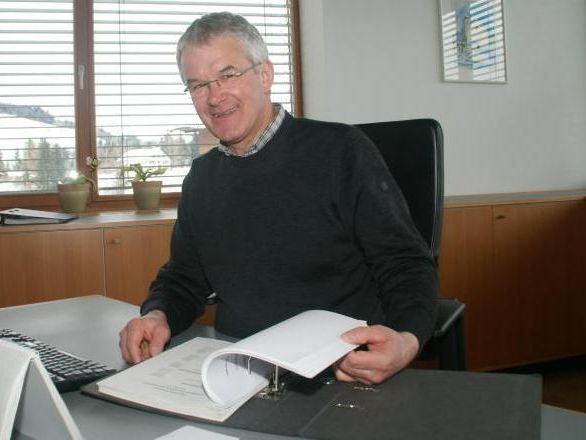 Bürgermeister Arnold Hirschbühl plant Maßnahmen zur Temporeduktion in Krumbacher Ortszentrum. Bürgermeister Arnold Hirschbühl plant Maßnahmen zur Temporeduktion in Krumbacher Ortszentrum.