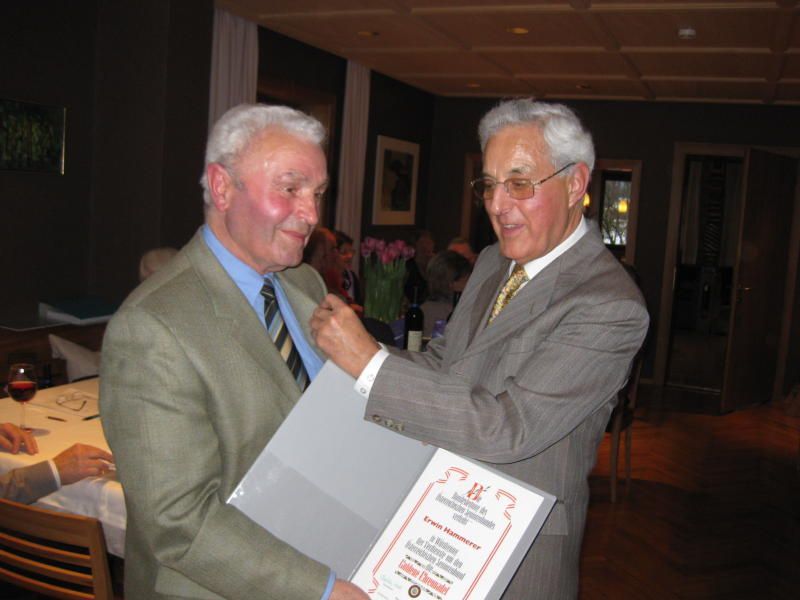 Landesobmann Gottfried Feurstein überreicht Erwin Hammerer für seine Verdienste um den Seniorenbund die Goldene Ehrennadel mit Urkunde. Landesobmann Gottfried Feurstein überreicht Erwin Hammerer für seine Verdienste um den Seniorenbund die Goldene Ehrennadel mit Urkunde.