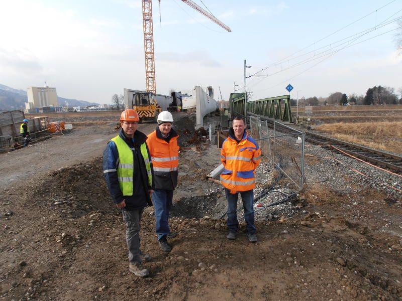 Diesmal ist die Neubaumaßnahme weit umfangreicher, erläutern Projektleiter Gelmann, Jürgen Stütler und Markus Leitner beim Lokalaugenschein.